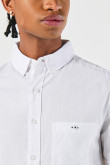 Camisa cuello button down unicolor con manga corta