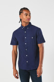 Camisa cuello button down unicolor con manga corta