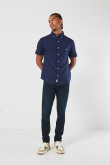 Camisa cuello button down unicolor con manga corta
