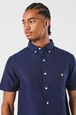 Camisa cuello button down unicolor con manga corta