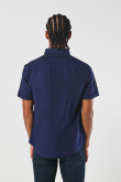 Camisa cuello button down unicolor con manga corta