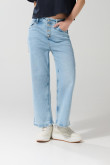 Jean azul claro 90´S con bota recta corta y tiro alto