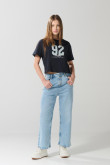 Jean azul claro 90´S con bota recta corta y tiro alto