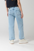 Jean azul claro 90´S con bota recta corta y tiro alto