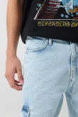 Jean cargo azul claro con tiro medio y bota recta