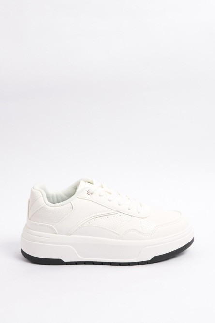 Tenis casuales blancos con texturas y suelas planas