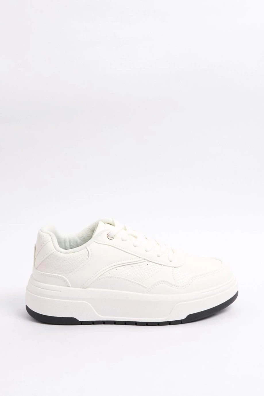 Tenis casuales blancos con texturas y suelas planas