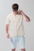 Camisa unicolor a rayas con botones y manga corta