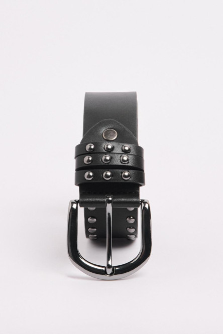 Cinturón negro con taches metálicos y hebilla plateada