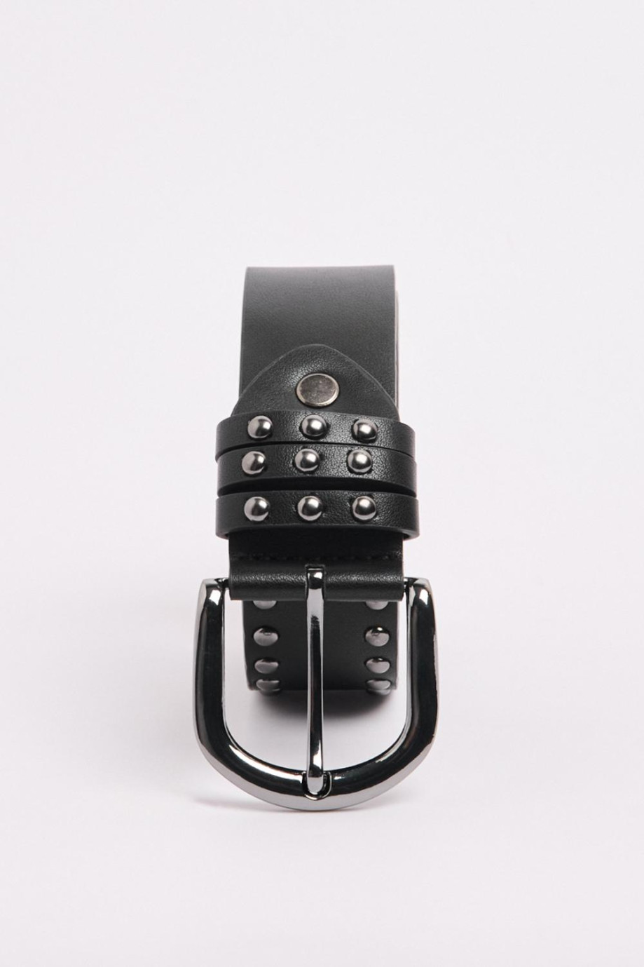Cinturón negro con taches metálicos y hebilla plateada