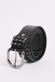 Cinturón negro con taches metálicos y hebilla plateada