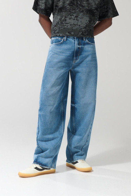 Jean barrel tiro medio azul claro con bota ancha
