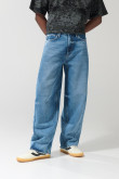 Jean barrel tiro medio azul claro con bota ancha