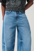 Jean barrel tiro medio azul claro con bota ancha