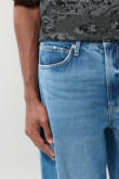 Jean barrel tiro medio azul claro con bota ancha