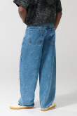 Jean barrel tiro medio azul claro con bota ancha