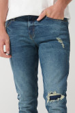 Jean azul oscuro slim con tiro bajo, rotos y parche interno