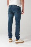 Jean azul oscuro slim con tiro bajo, rotos y parche interno