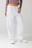 Jean tiro medio barrel blanco con bota ancha y bolsillos