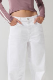 Jean tiro medio barrel blanco con bota ancha y bolsillos
