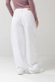 Jean tiro medio barrel blanco con bota ancha y bolsillos