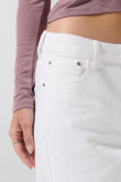 Jean tiro medio barrel blanco con bota ancha y bolsillos