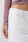 Jean tiro medio barrel blanco con bota ancha y bolsillos