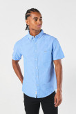 Camisa cuello button down unicolor con manga corta