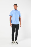 Camisa cuello button down unicolor con manga corta