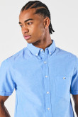 Camisa cuello button down unicolor con manga corta
