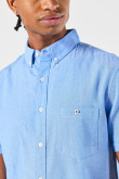 Camisa cuello button down unicolor con manga corta