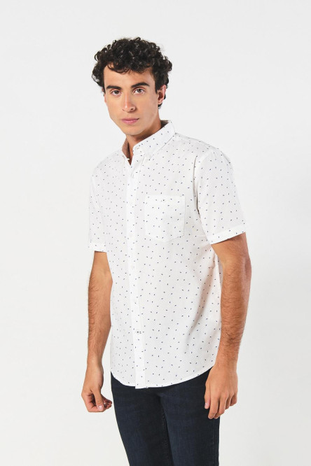 Camisa cuello button down blanca con diseños en contraste