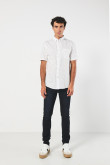 Camisa cuello button down blanca con diseños en contraste
