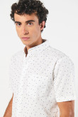 Camisa cuello button down blanca con diseños en contraste