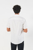 Camisa cuello button down blanca con diseños en contraste