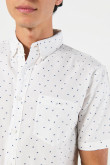 Camisa cuello button down blanca con diseños en contraste