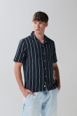 Camisa unicolor a rayas con botones y manga corta