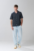 Camisa unicolor a rayas con botones y manga corta