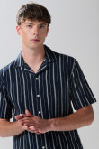 Camisa unicolor a rayas con botones y manga corta
