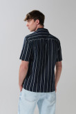 Camisa unicolor a rayas con botones y manga corta