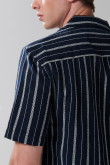 Camisa unicolor a rayas con botones y manga corta