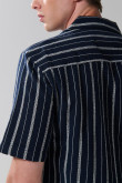 Camisa unicolor a rayas con botones y manga corta