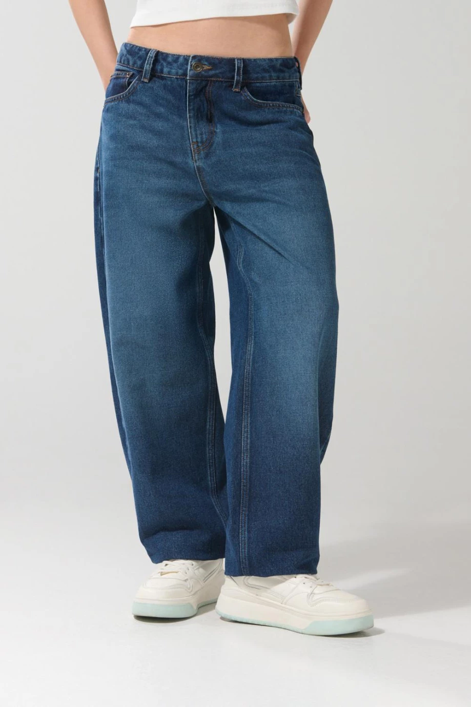 Jean balloon azul oscuro con bota recta y tiro alto