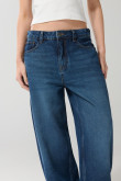 Jean balloon azul oscuro con bota recta y tiro alto