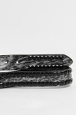 Cinturón negro con taches metálicos y efecto envejecido