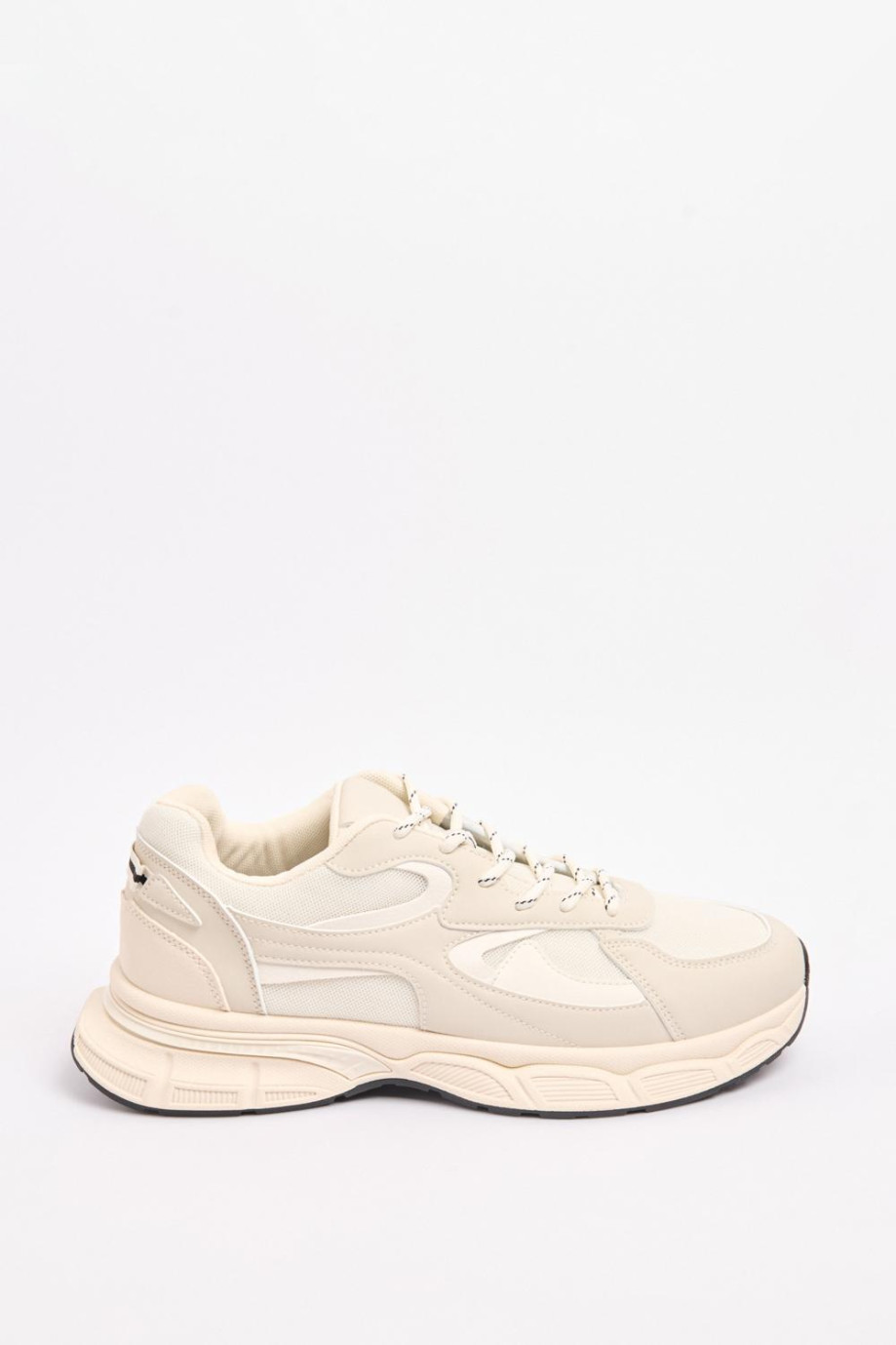 Tenis de plataforma unicolores con suelas gruesas y cortes