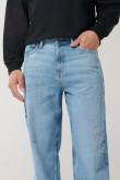 Jean baggy tiro medio azul con bota ancha y bolsillos