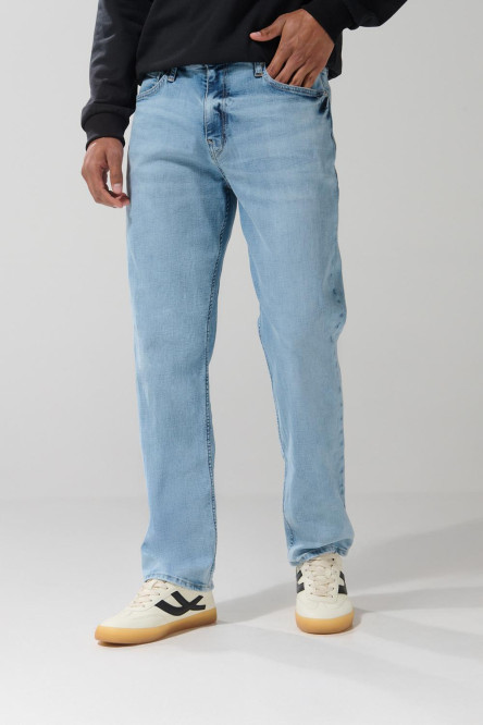 Jean straight leg azul claro con tiro bajo y bota recta