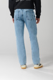 Jean straight leg azul claro con tiro bajo y bota recta