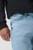 Jean straight leg azul claro con tiro bajo y bota recta